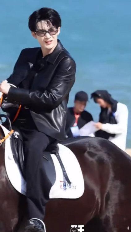 檀健次控马好帅你好星期六你好星期六全员团建路透檀健次没想到檀健次连骑马都这么擅长