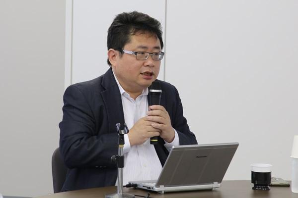 认清这个人，他是日本人矢板明夫，他原名叫荆涛，出生于天津曾是中国人，他的父亲是当