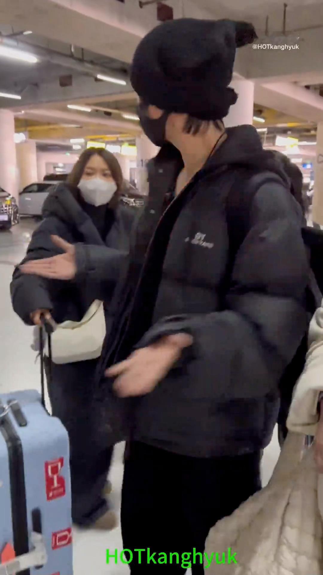熊熊摊手：“这下好了！”梁丝：宝宝可以给个空气签嘛？熊熊：（听不见听不见）梁丝：