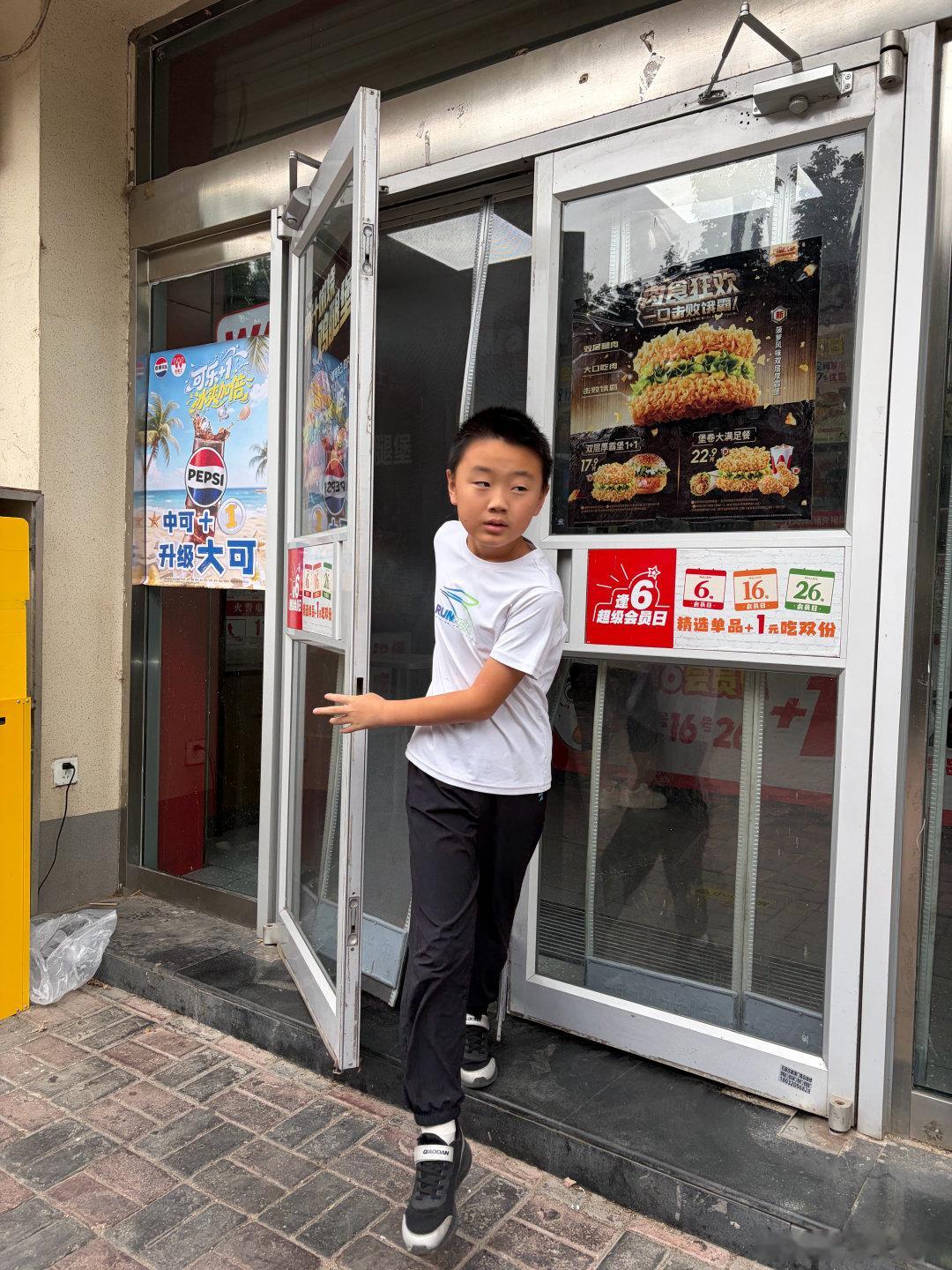 今天太凉快了，路上骑电车怕冷的人甚至都穿上了外套，登登是暑假以来出门最早的一次，