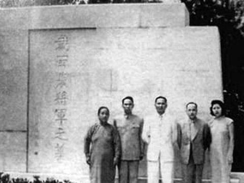 1951年1月，戴笠的儿子戴善武被五花大绑，跪在地上即将被执行死刑。被枪毙的时候