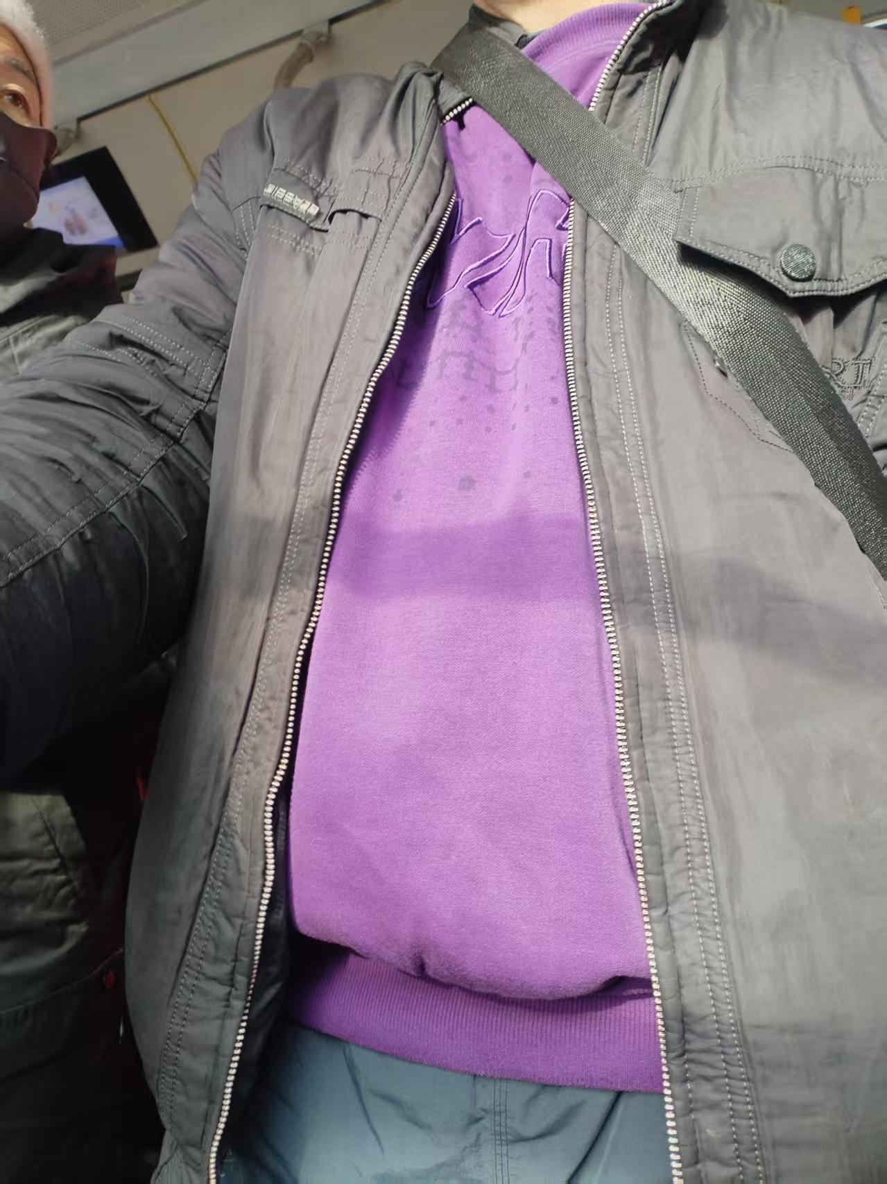 昨天中午，打完球乘车回家的途中，让站在我对面男子身上的气味，熏得我坐立不安，忍无