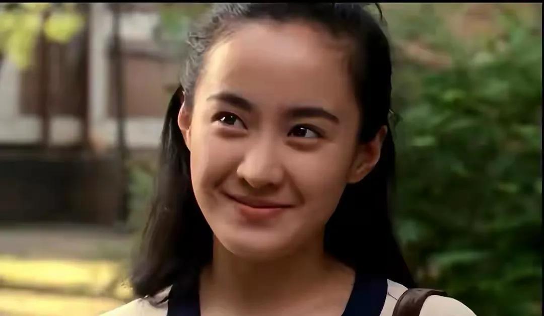 90年代极具代表性的美人，剧雪属于清雅型东方美人，温婉端庄，最喜欢她饰演的《相约