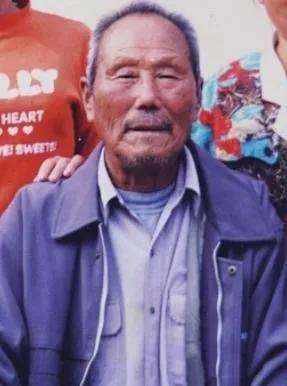 [月亮]1950年，一名人高马大的土耳其士兵，见志愿军战士董明德筋疲力尽，便想趁