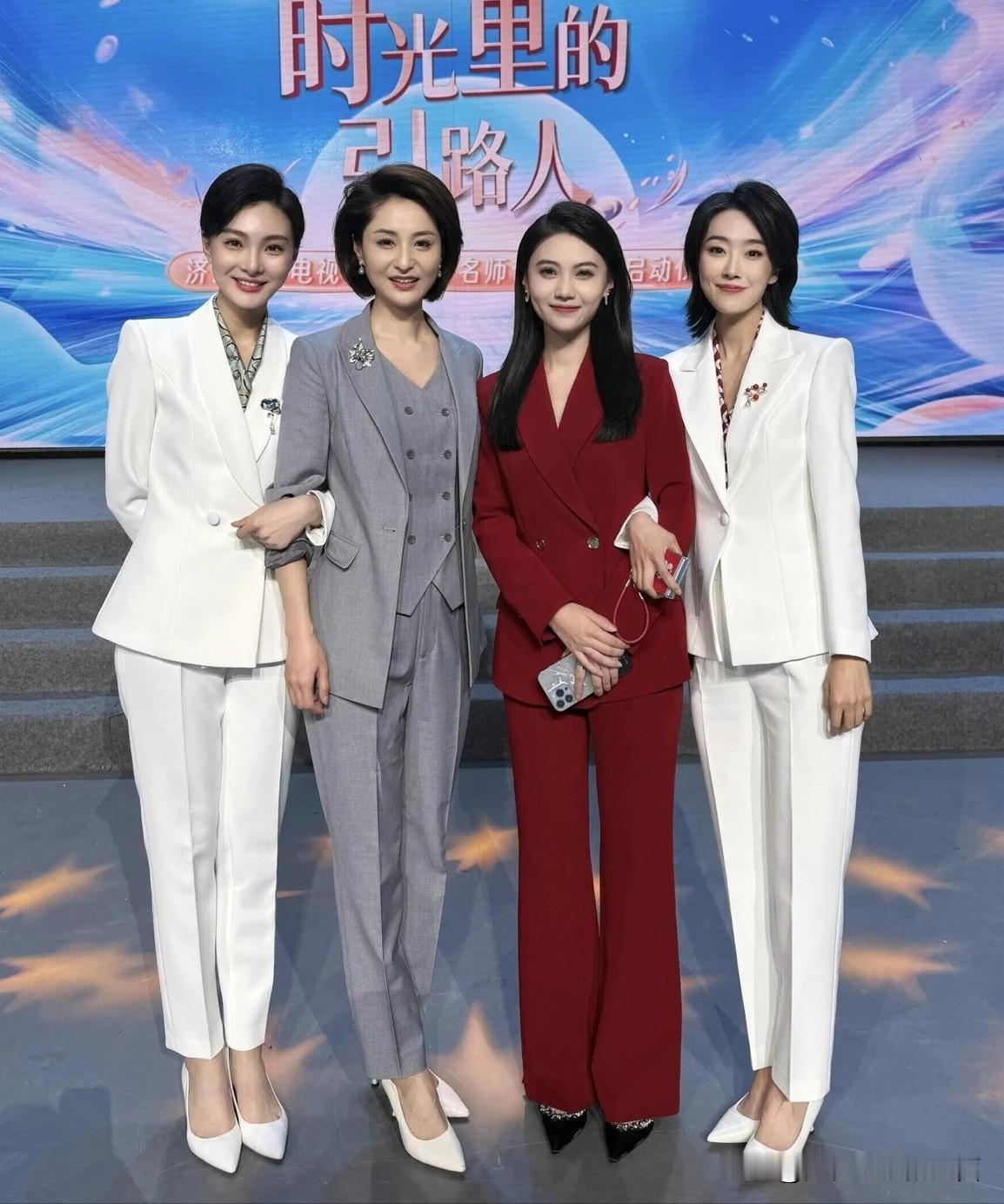 这些女主持人都好端庄大气，穿上职业装的她们干练迷人，一个比一个有气质。我比较喜欢