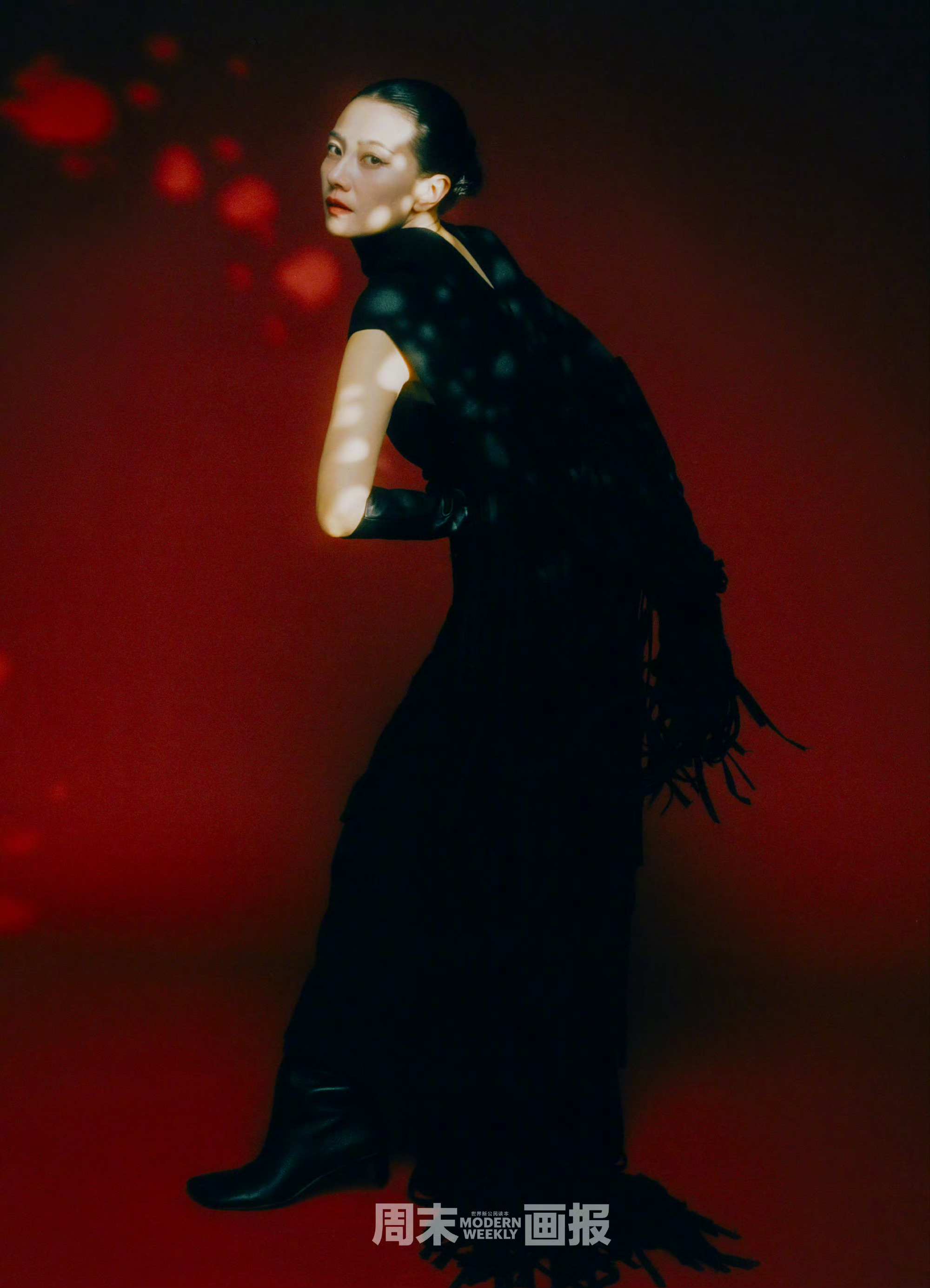 高圆圆拍杂志脚麻也要保持优雅 优雅刻进骨子里，脚麻也不丢美感，红黑大片氛围感拉满
