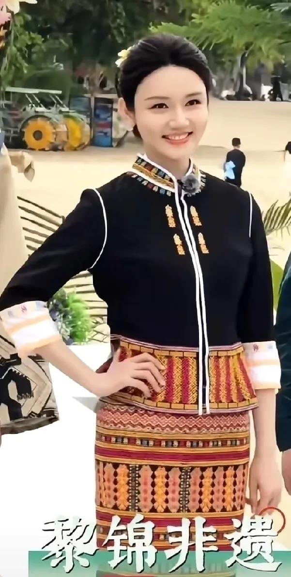 .[微风][微风]龙洋在海南三亚度假。
        家人们谁懂啊！偶遇央视女