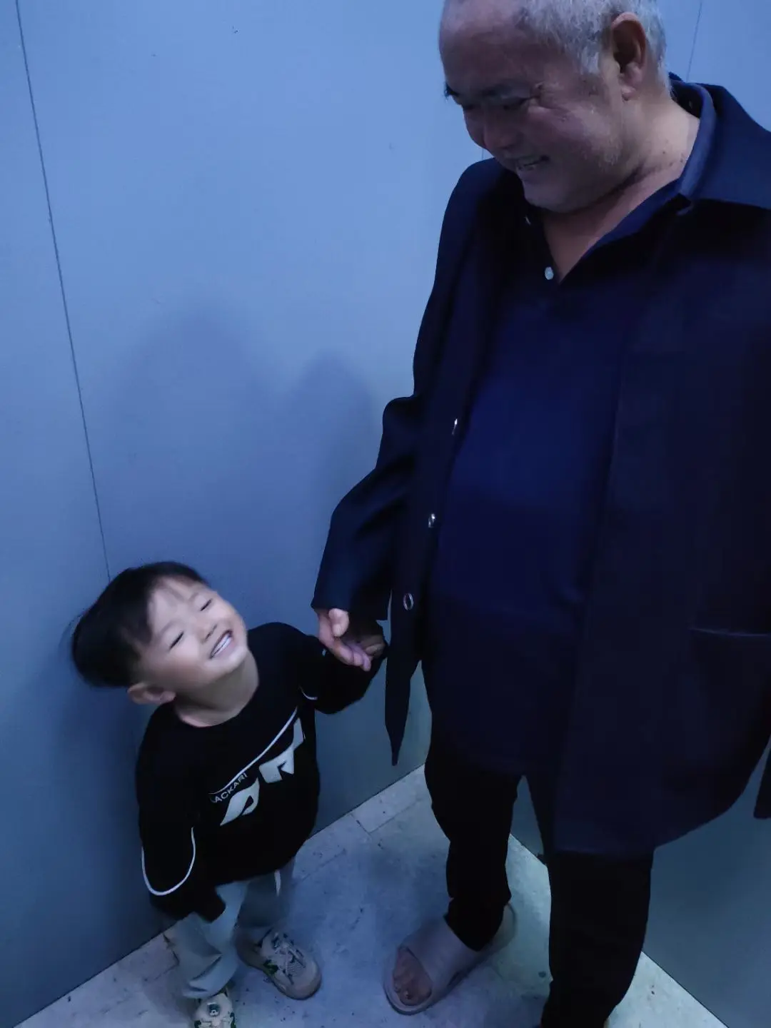 想不到爸爸这么快就走了，他省吃俭用把我送去学医，可我却无能为力，眼睁睁...