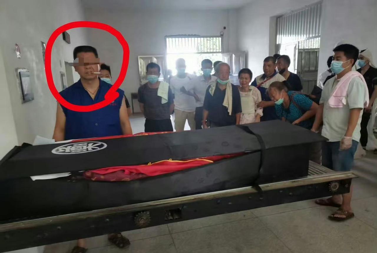 网曝深圳某殡仪馆工作人员嘴里叼着烟，这算不算对逝者的不尊敬呢？大家看图，很多人还