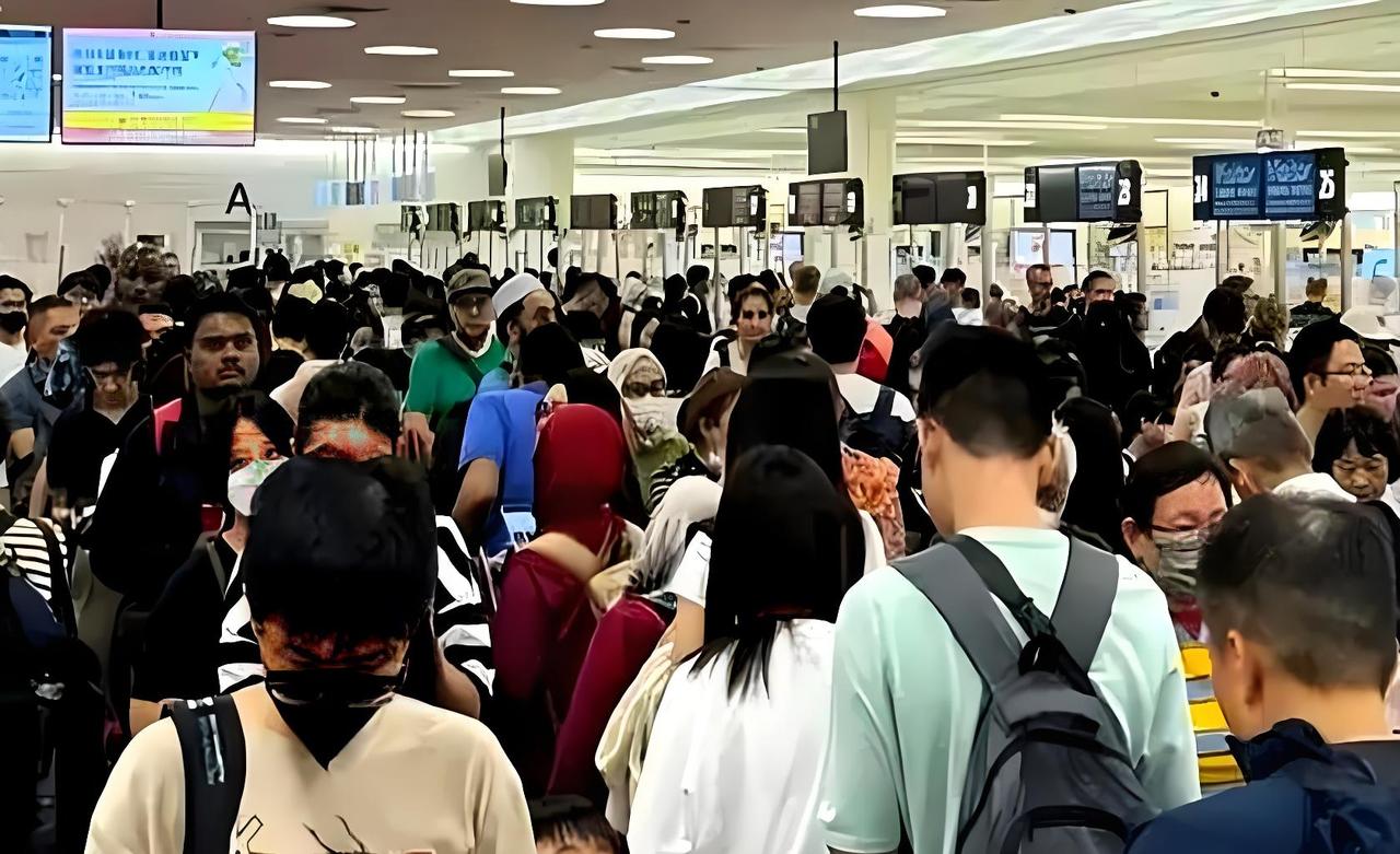 不听劝阻，坚定前往日本的1.2万名中国游客暂时无法归国，全部滞留于机场！

当1