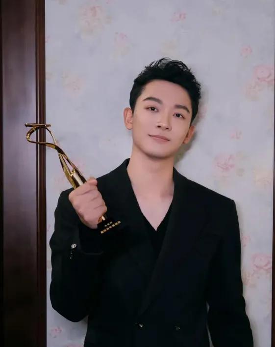 当初，张晚意刚进剧组，就追着导演康洪雷说：“导演，快把刘琳姐的微信推给我。”康洪