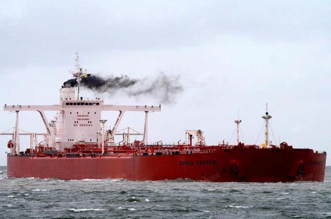 全程未遭遇抵抗，30万吨伊朗油轮巨轮被美军俘虏：190万桶石油要栽了！

参考消