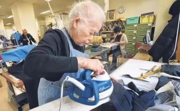 [月亮]日本老人75岁才能领退休金？本该含饴弄孙、安享晚年的年纪，日本老人却要顶