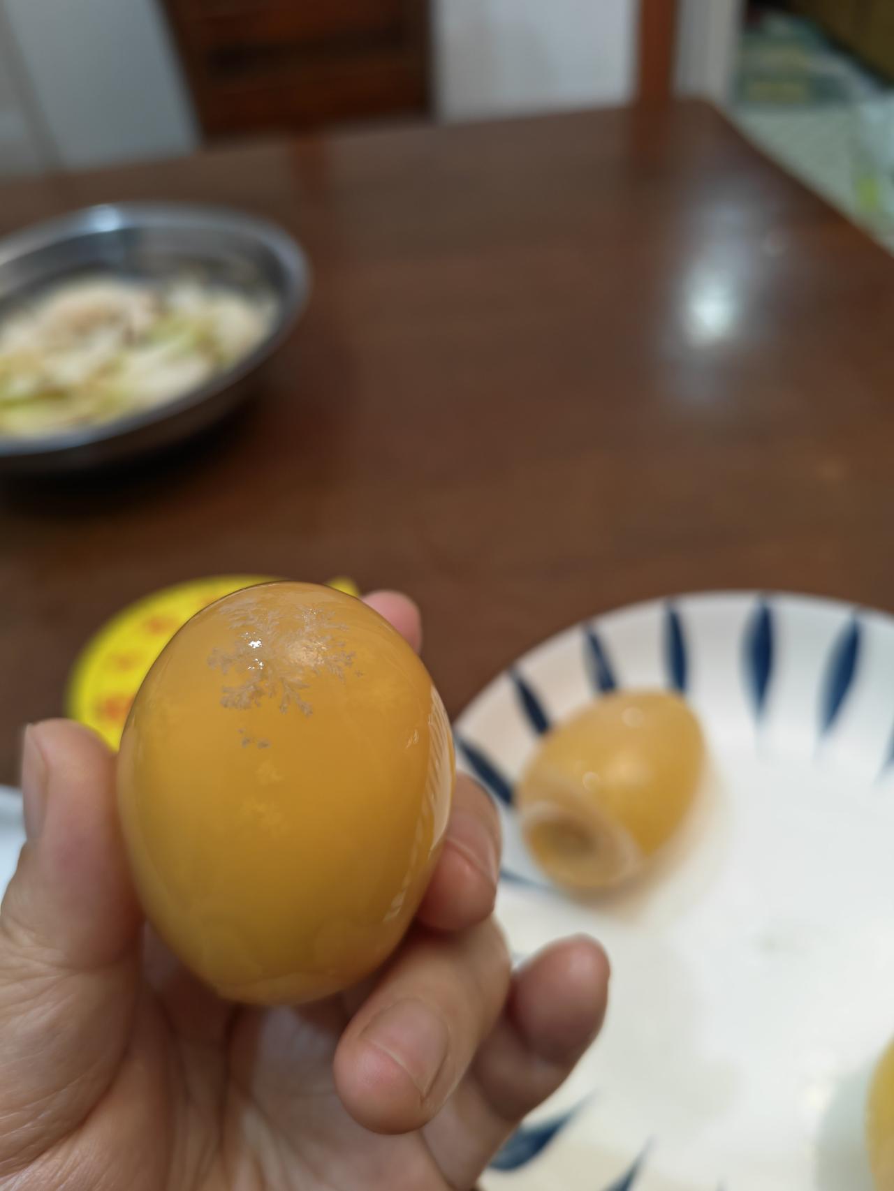 这次从老家带回来18个皮蛋，是自家的鸭子生的蛋，然后爸爸带到场上去包的。今天中午