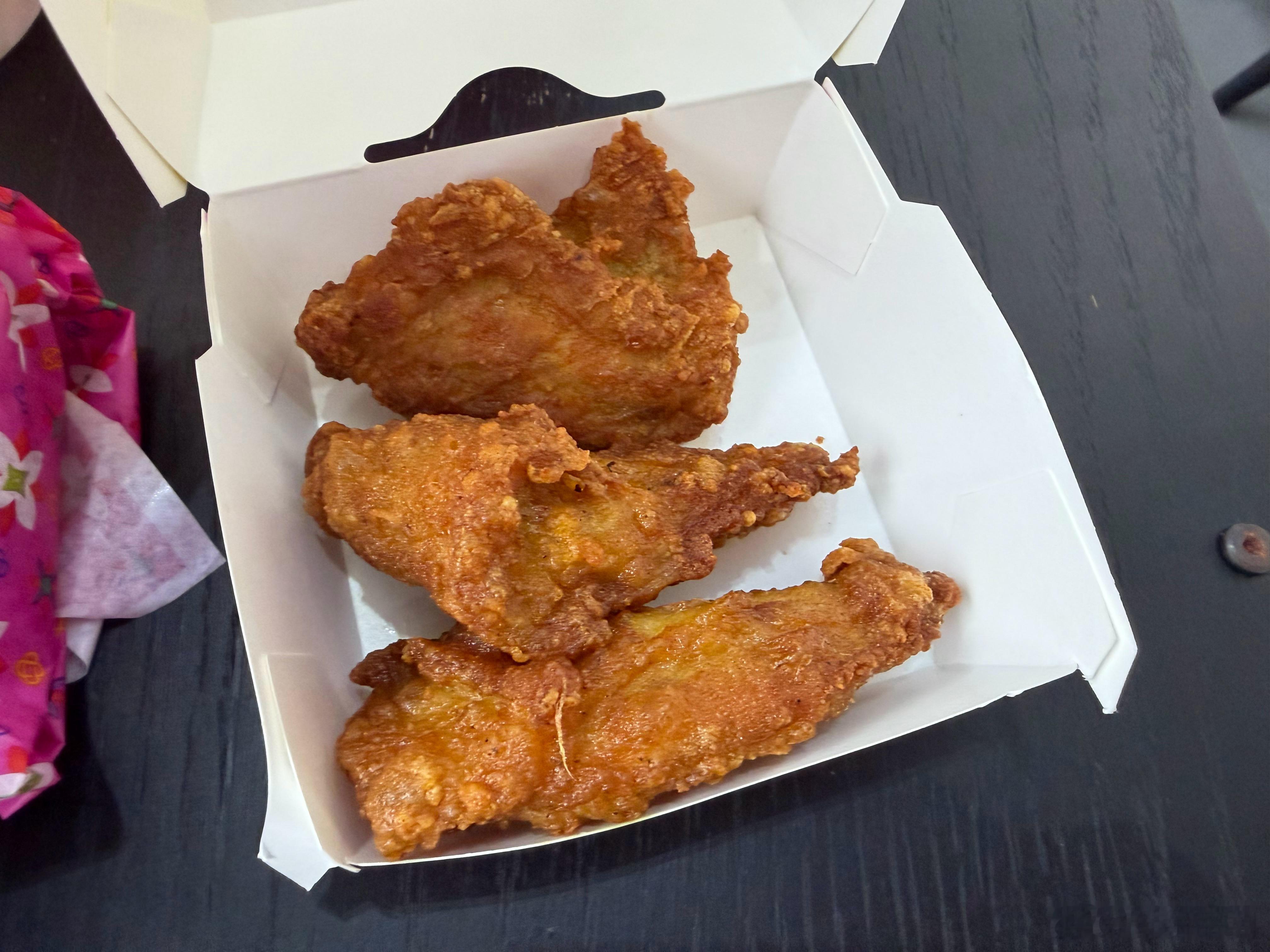 麦当劳新品，墙裂推荐！泰式风味猪肉汉堡酱汁调的很浓郁，猪肉饼肥瘦适中估计又是限定