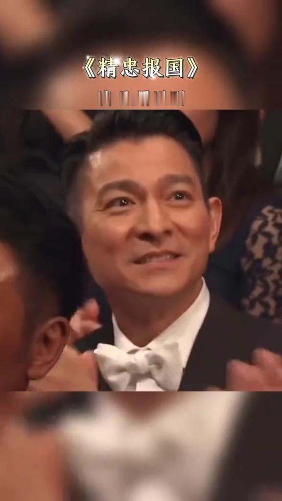 《精忠报国》演唱：屠洪刚。
马蹄南去，狼烟起，江山北望。
龙旗卷马长嘶，剑气如霜