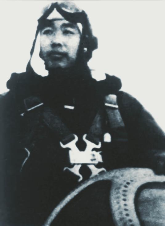1951年，志愿军飞行员华龙毅被美军战机击落，身负重伤降落在一个山头，就在这时，