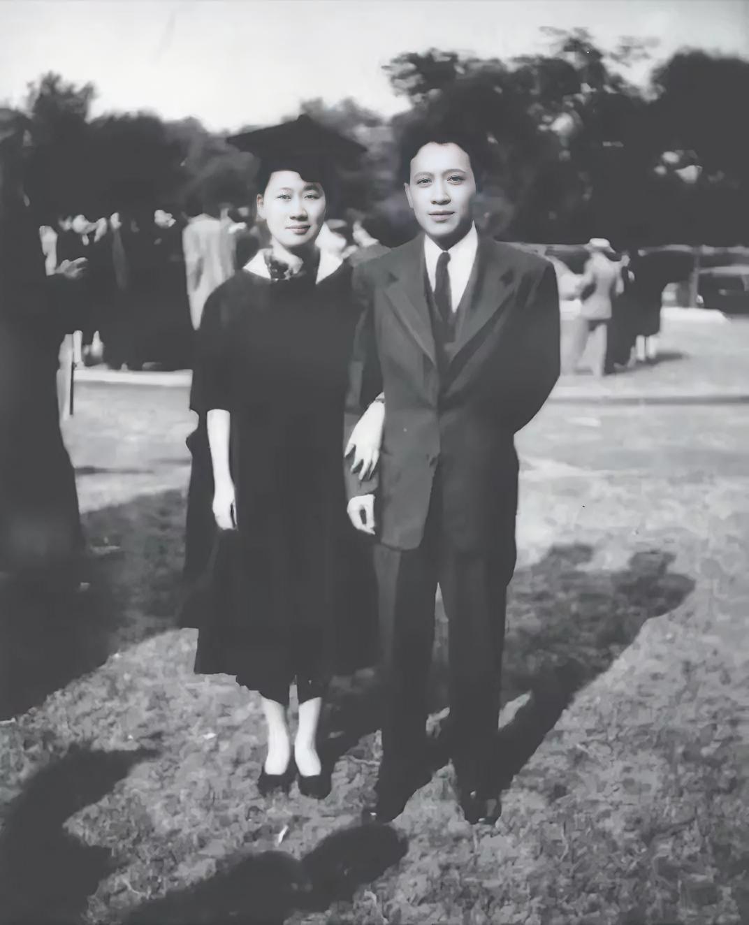 1933年，钱钟书追求燕大校花赵萝蕤，可赵萝蕤根本没有看上他，而是喜欢当时一文不