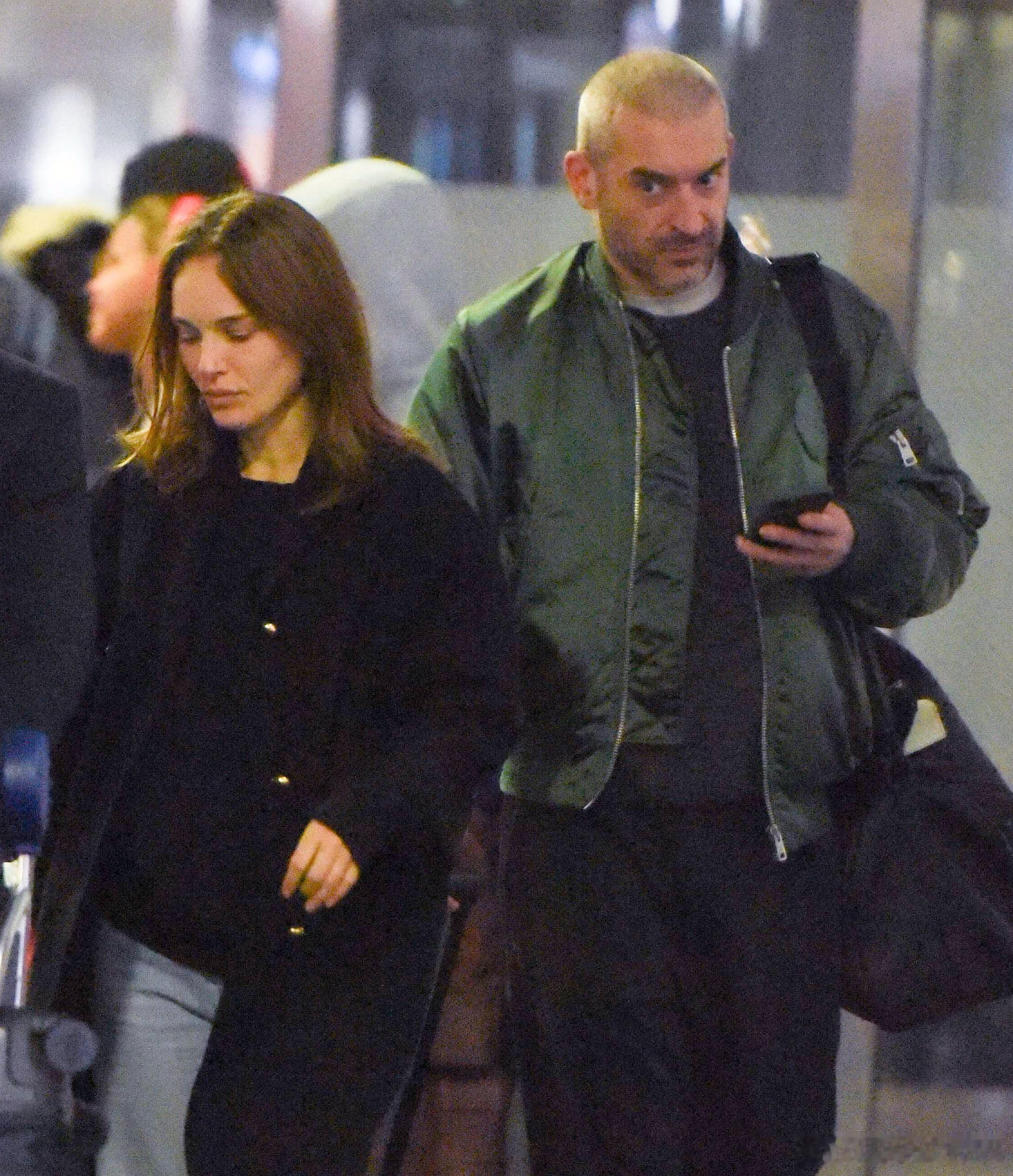 娜塔莉波特曼在纽约外出，和男友Tanguy Destable一起低调抵达纽约肯尼