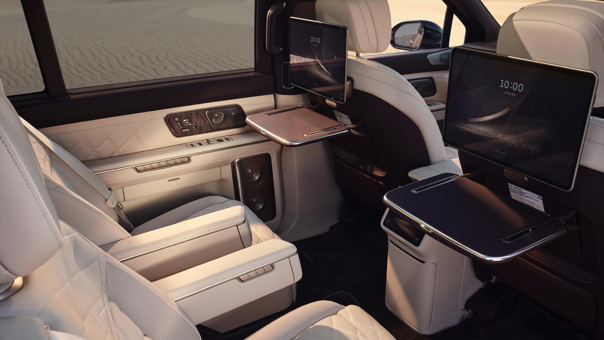 蔚来ES9 没选行政中岛的版本，对于进出第三排就很方便了，而且也有小桌板。新能源