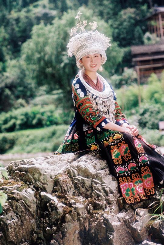 绣衣彩线织云霞，笑靥胜似山间花|苗服写真