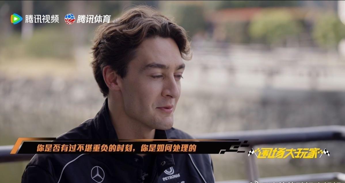 拉塞尔说与其内耗不如狂飙与其被内耗拖垮心态，不如在热爱中尽情狂飙。不纠结无关琐事