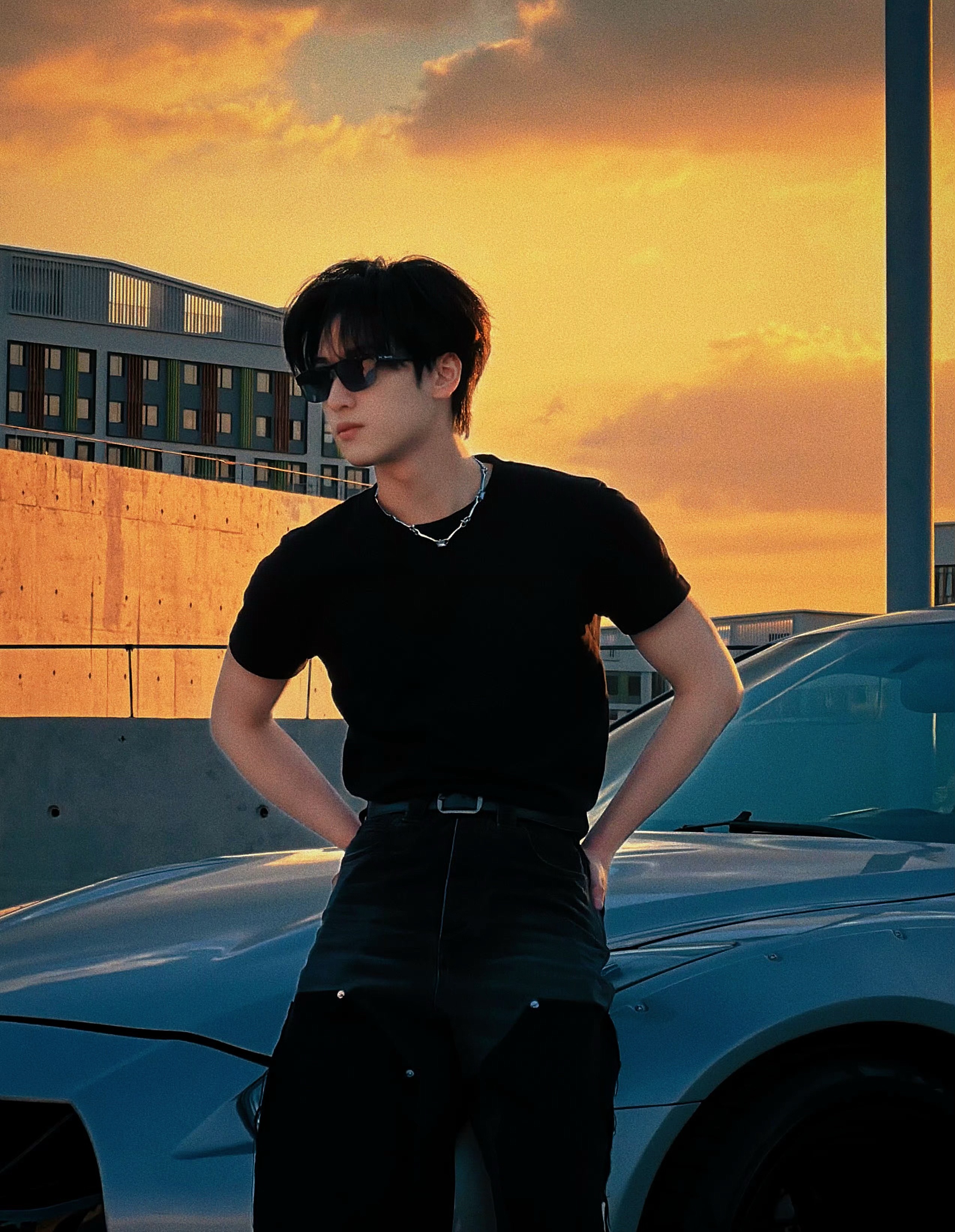 好性感啊有人懂吗微紧身的黑T，项链，墨镜……还有他这个动作。。。。好吧，把我拿捏