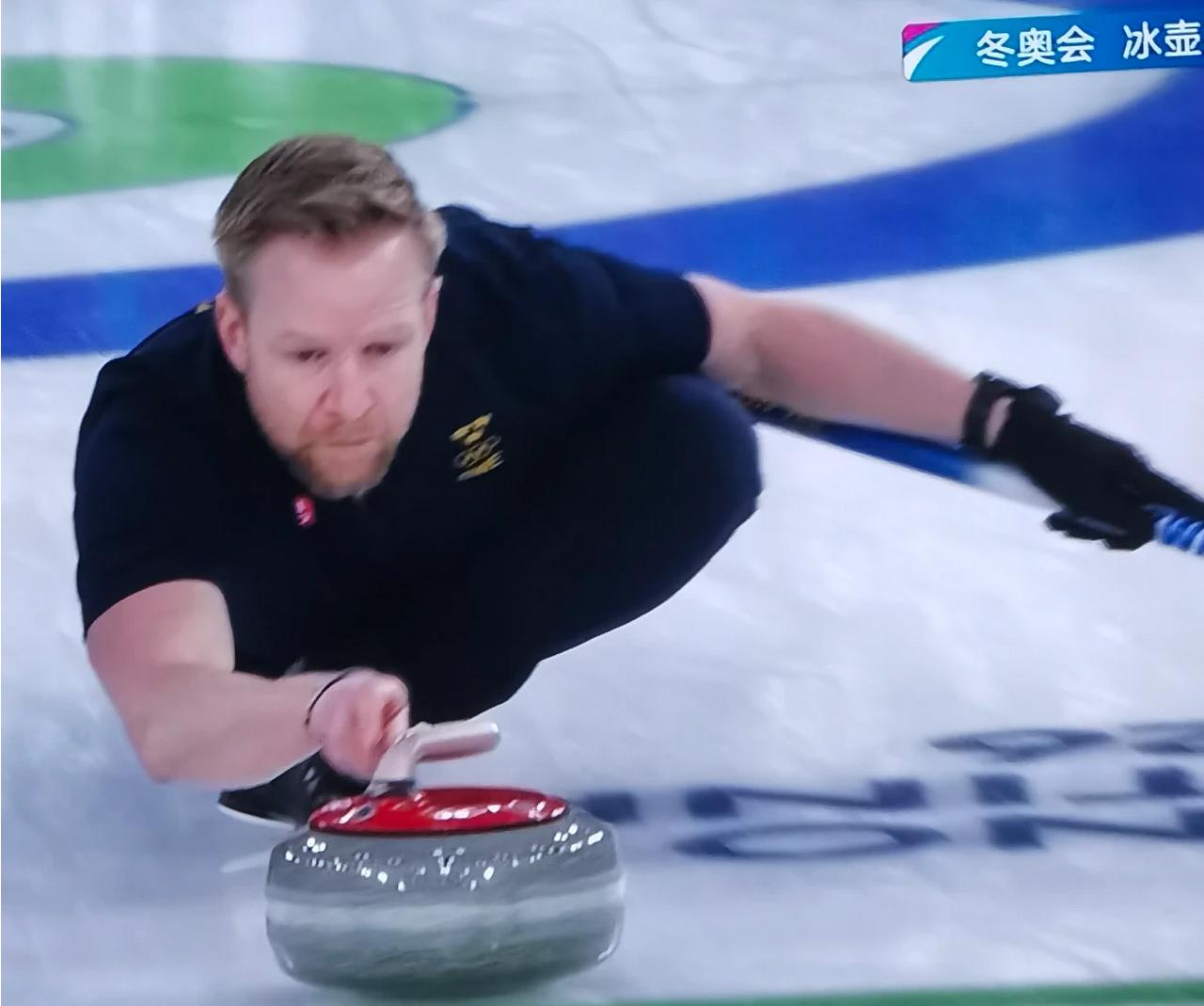 冬奥会男子冰壶中国队对阵瑞典队赛况速递
第7局，中国男队先手发挥出色，给瑞典队制