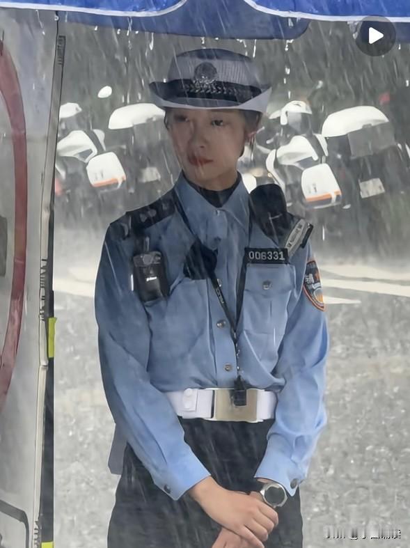 最美女交警，雨中坚守！