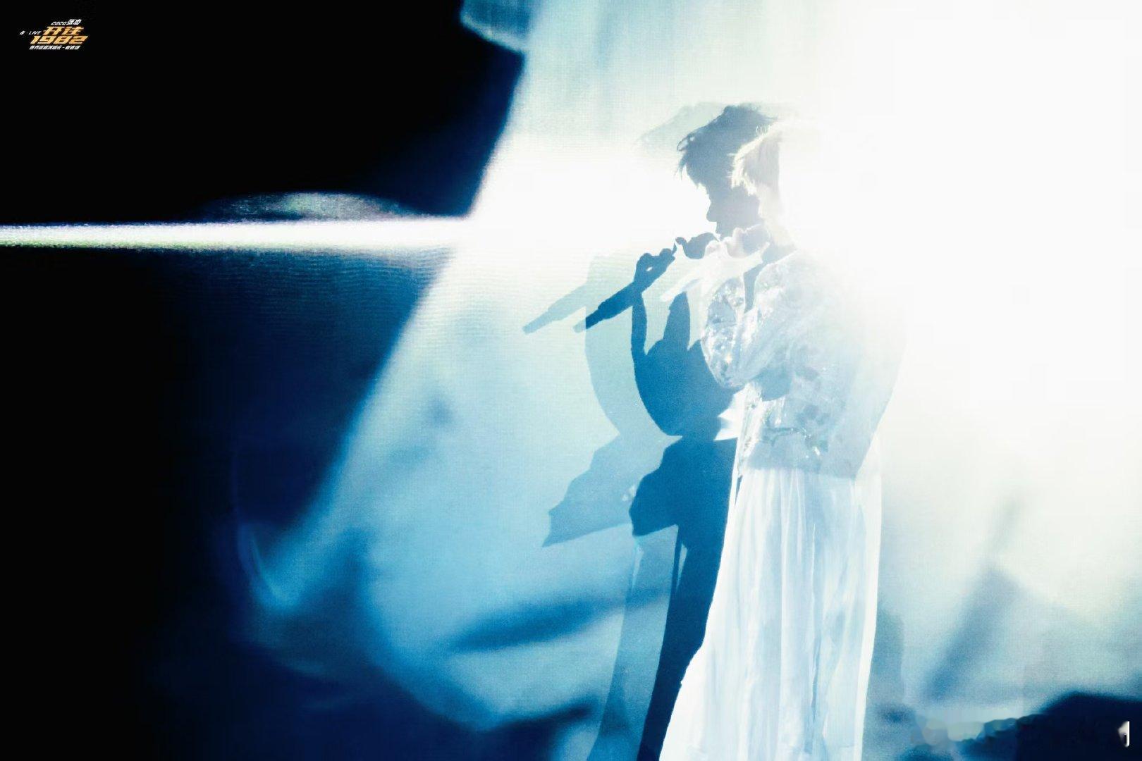 张杰张杰真让月亮爬上来了 张杰未LIVE巡回演唱会被张杰新春场舞美狠狠震撼！灯阵