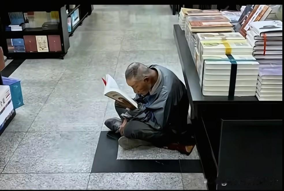 今天刷视频时又刷到了杭州图书馆的事，内心颇为感慨，不知道还有没有人记得。

这是