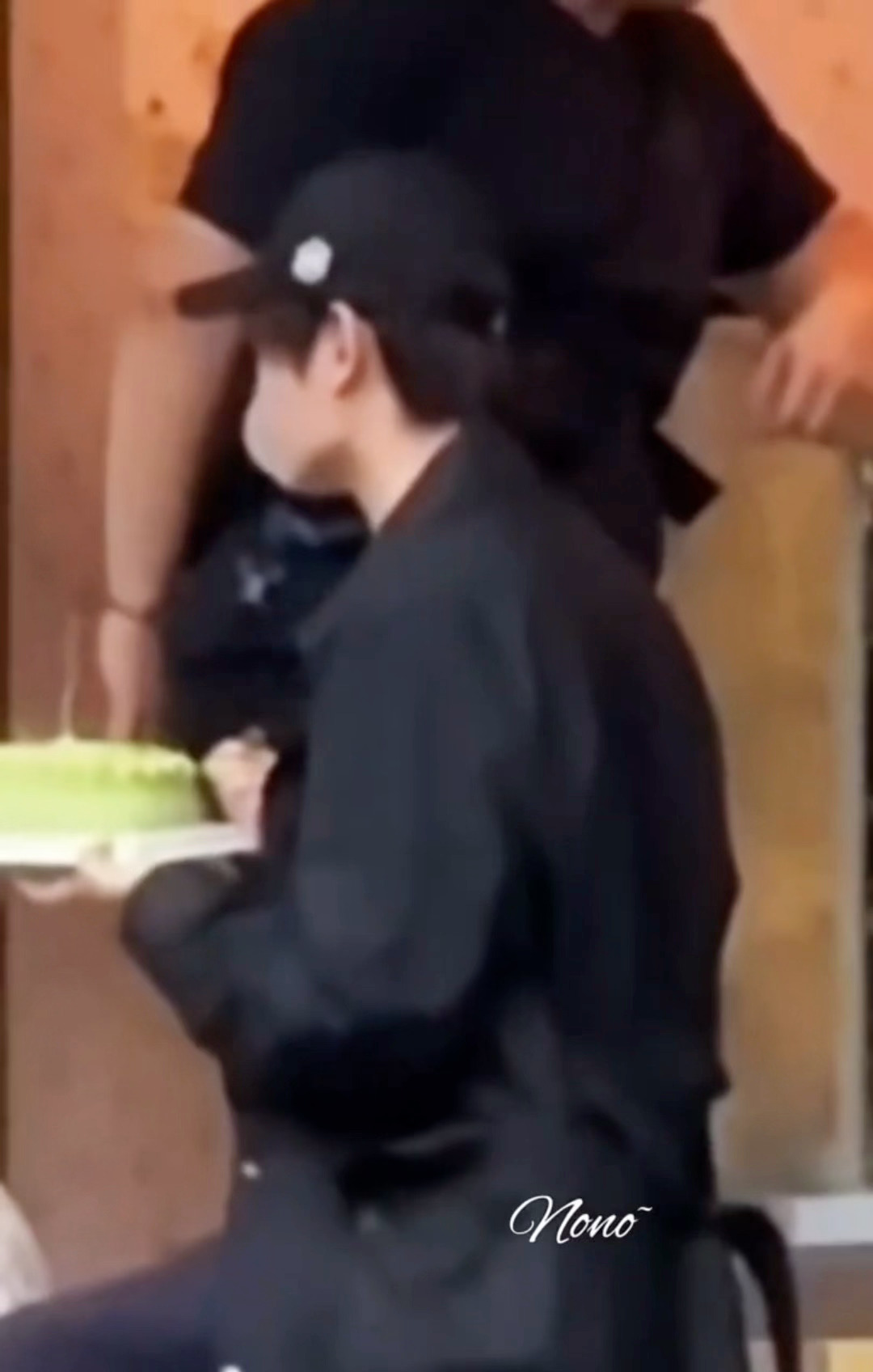 原来是后面大哥的黑衣服上的图案是肉色，我真以为是蜡笔小兮哈哈哈哈哈哈哈哈哈 ​​