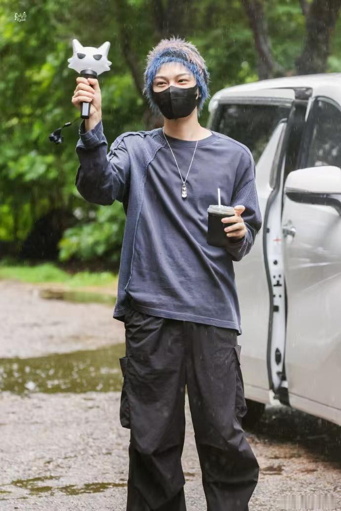 丁禹兮眼里藏不住的笑意丁禹兮和应援棒长得好像丁禹兮和应援棒长得好像，丁禹兮眼里藏