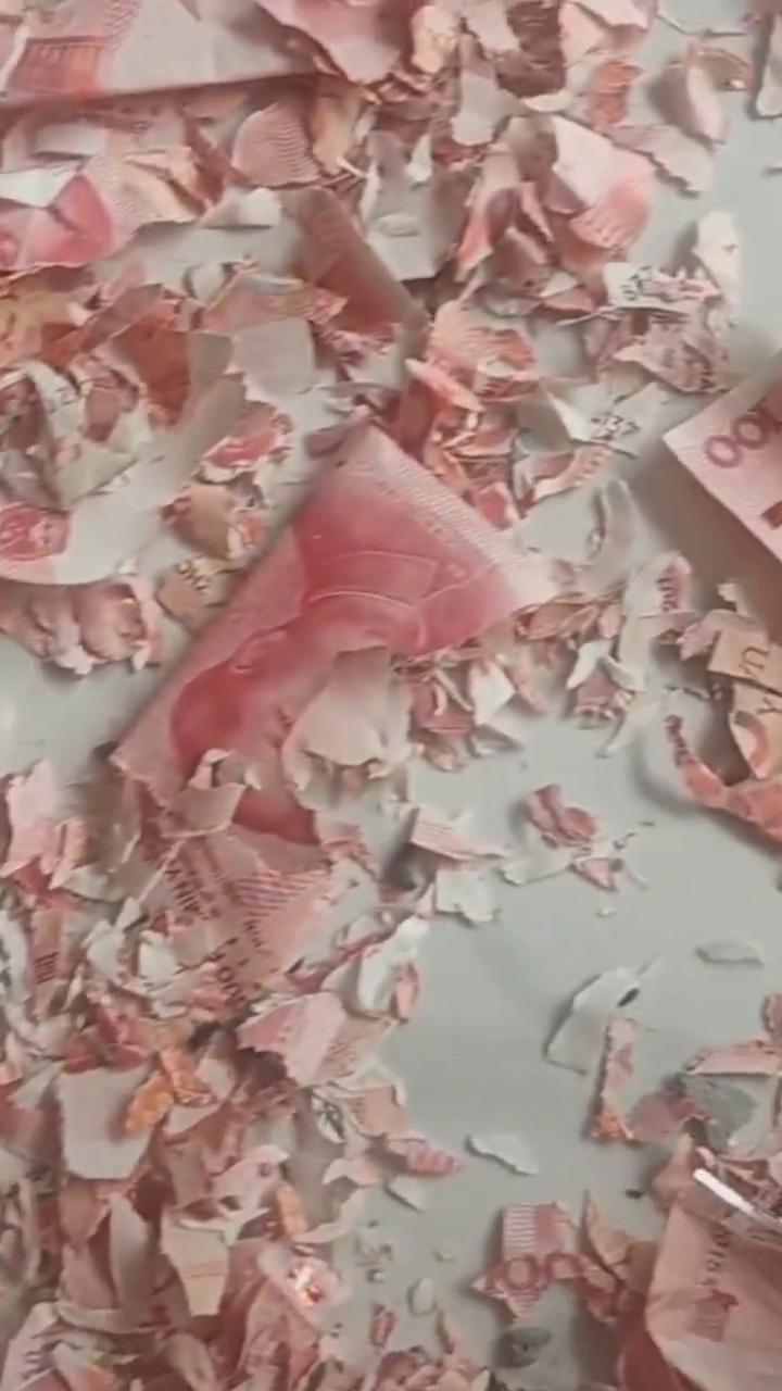 快看看，真是有钱不花死了白搭。看就我大，我二大爷没了。孩子在柜里搜出这些钱，都让
