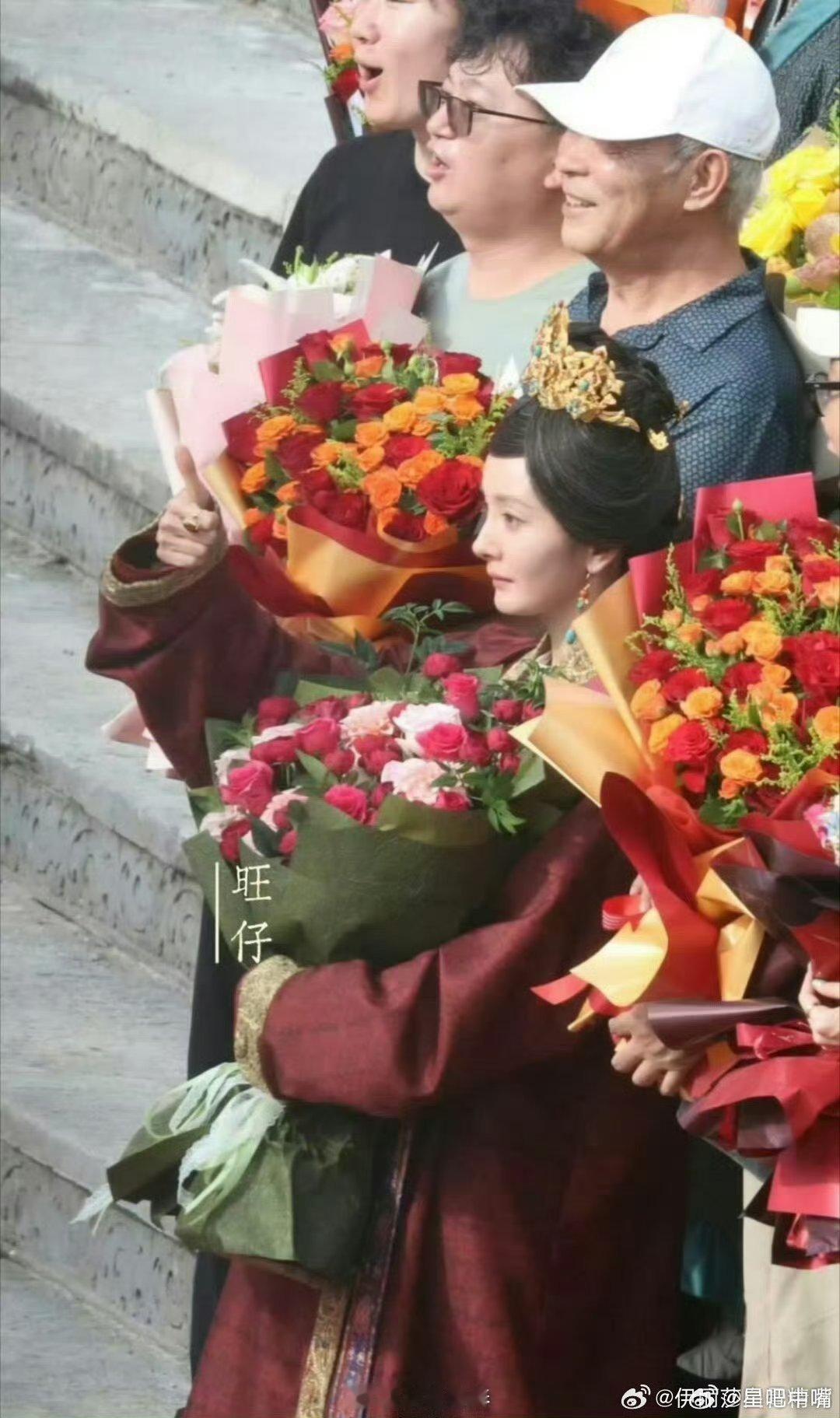 杨幂江山大同杀青照历经四个月的拍摄《江山大同》杀青啦。期待明年播出！ 