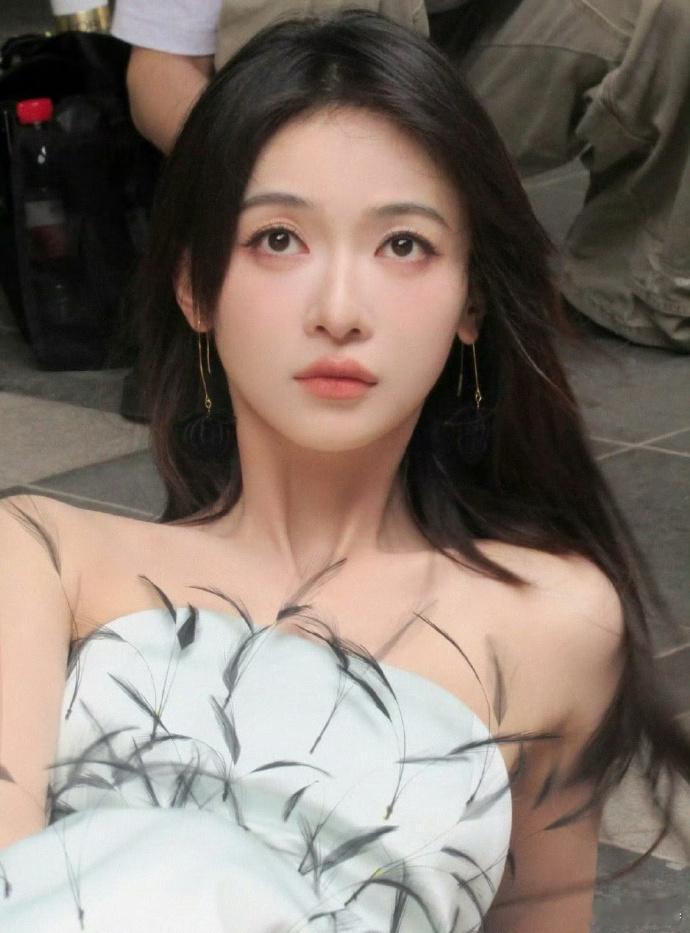 吴谨言产后颜值回归，美出新高度！温柔似水，魅力难挡，令人惊艳不已，仿若重绽芳华。
