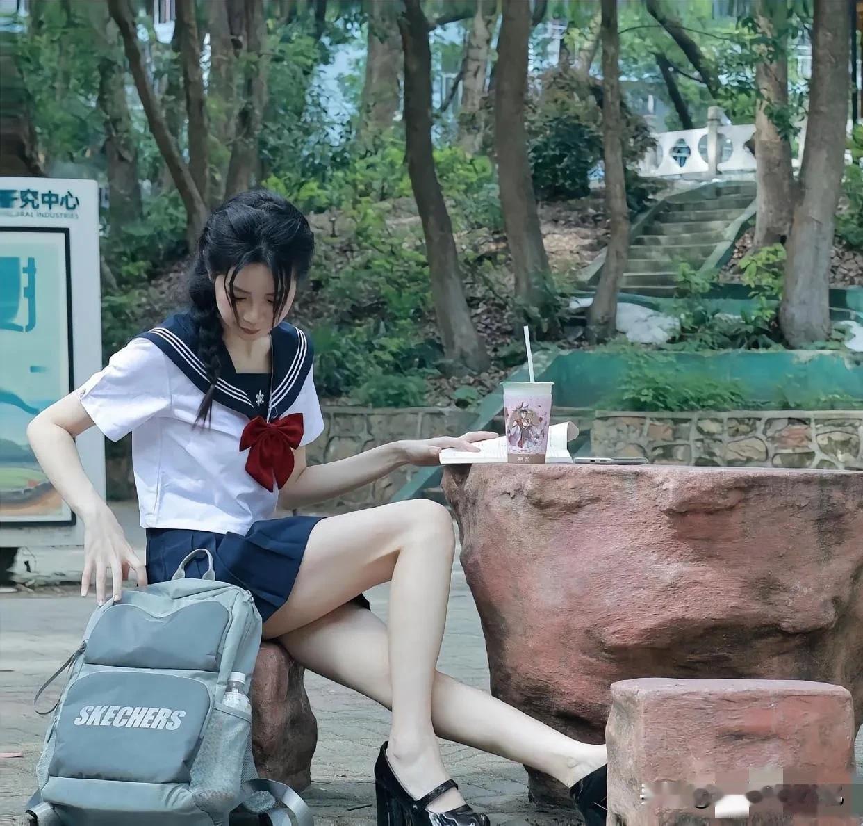 小姐姐一定很爱学习吧