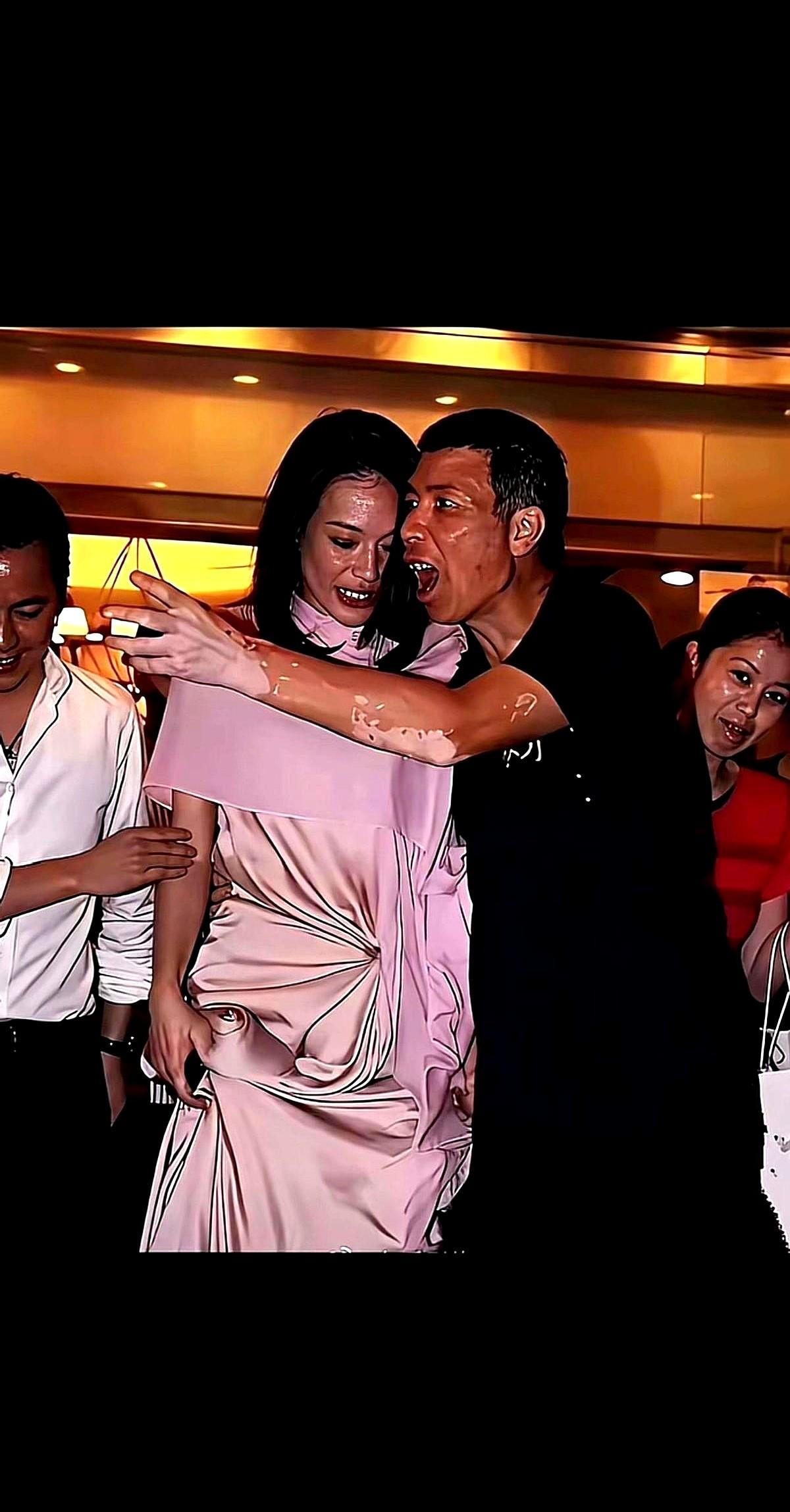 这话从她嘴里说出来，总感觉像在说给自己听。

舒淇站在台上，对着台下的新导演们说