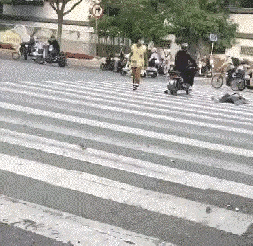 这个人为什么躺在了斑马线上？感觉不像是个碰瓷的，也许是身体原因倒在了这里，但人来