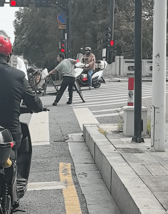 人间自有真情在 ！一名男生推着车上坡 ，由于自己行动不便，小小的陡坡也推不上去 