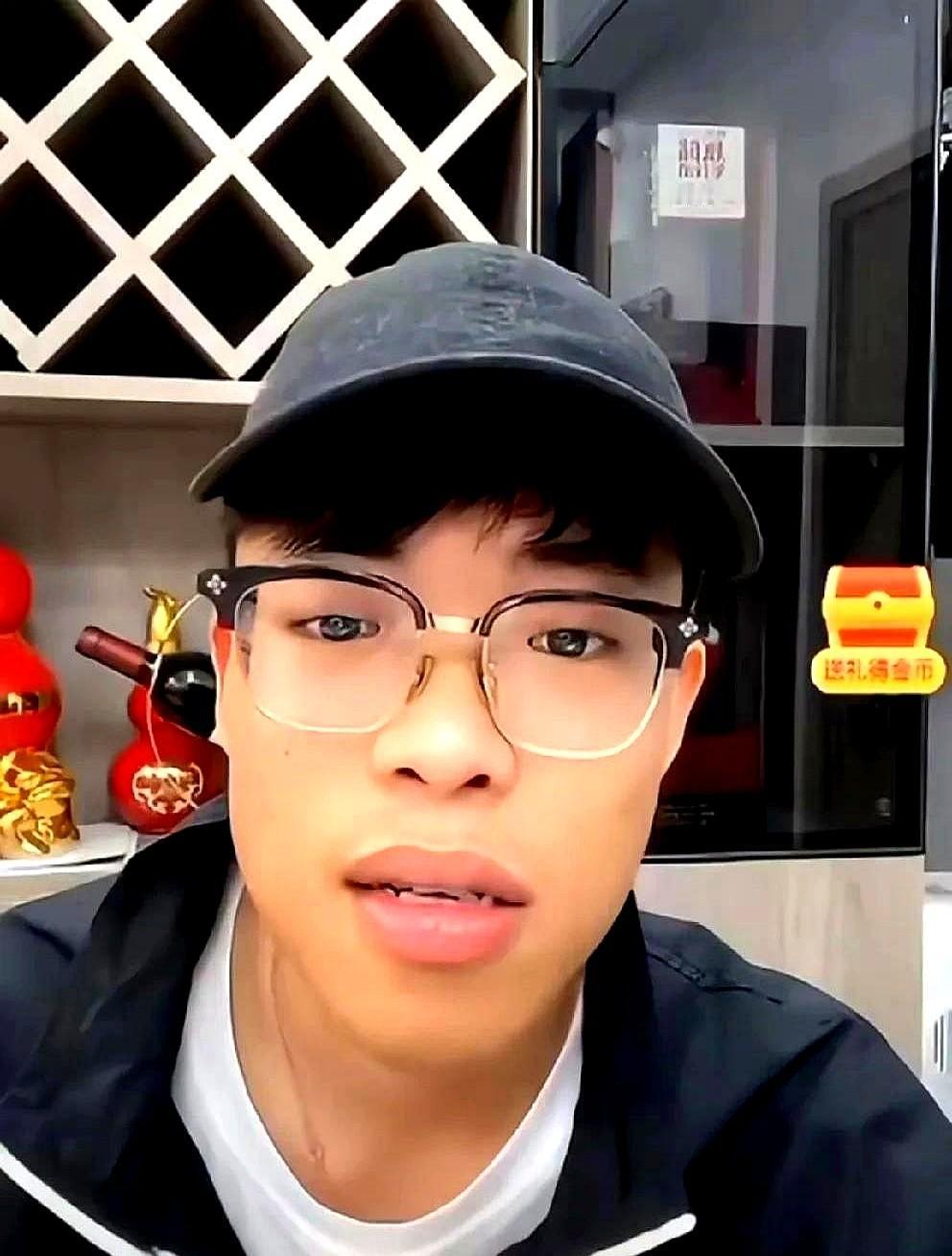 深夜牵手是真情还是生意？

凌晨一点，仙洋突然牵起洋洋洋的手，镜头里两个人笑得像