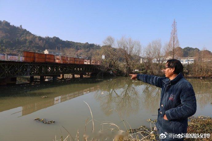 台州市民勇救落水男子后默默离开寒冬薄冰、30米宽深河，62岁的金峰听到呼救毫不犹