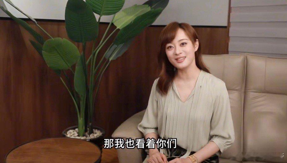 孙俪一直在看剧本没停过 孙俪一直都很敬业，带着一腔热血尽量演好每一个角色，把最鲜