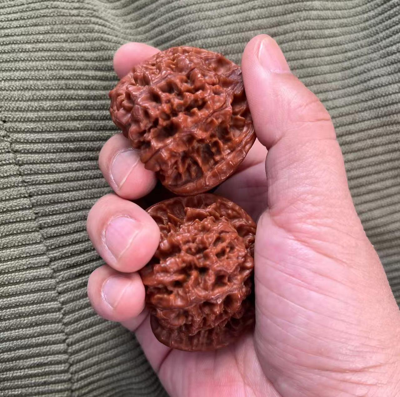 这核桃还能盘出来吗？
3年前朋友送了对核桃，看着挺大，挺好看，白茬给过来的。自己