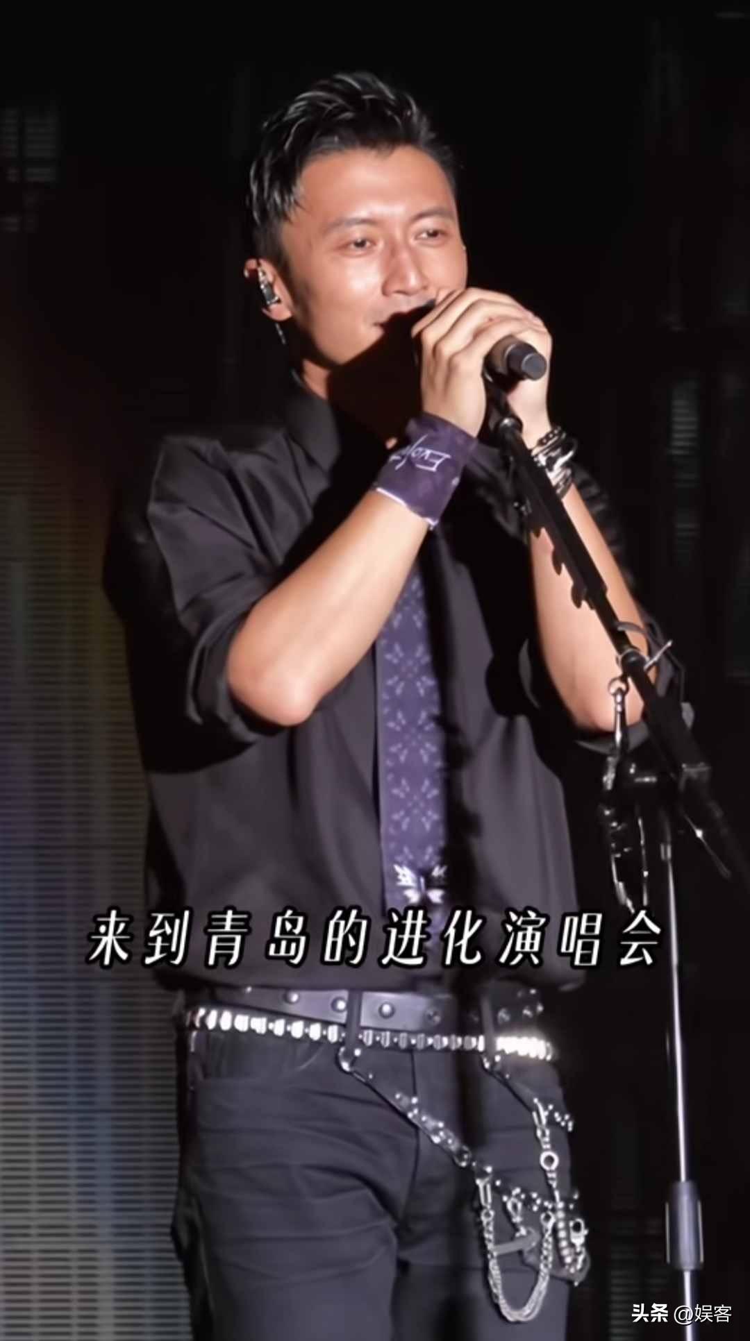 谢贤去世后，谢霆锋首次开唱，蝴蝶图案领带，证明他与王菲的感情不变！
7月25日，