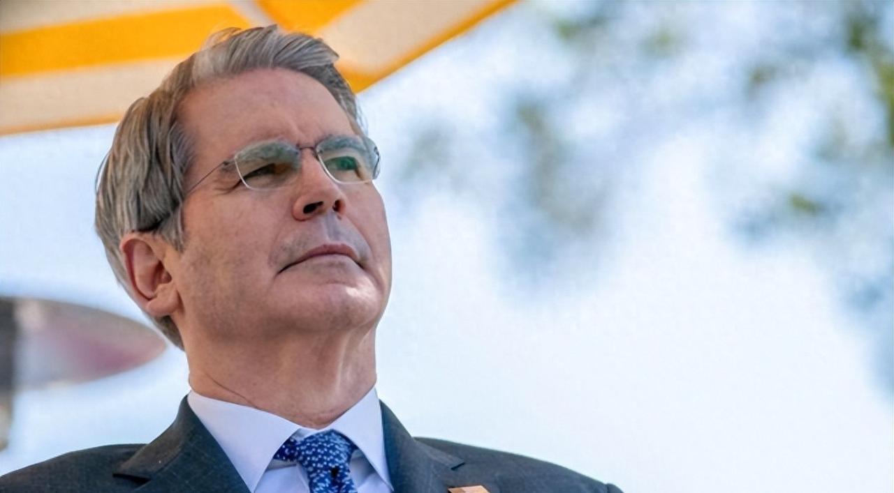 中美又谈崩了，美国翻脸重启关税威胁，稀土卡脖子谁先扛不住。
最近中美刚在釜山完谈