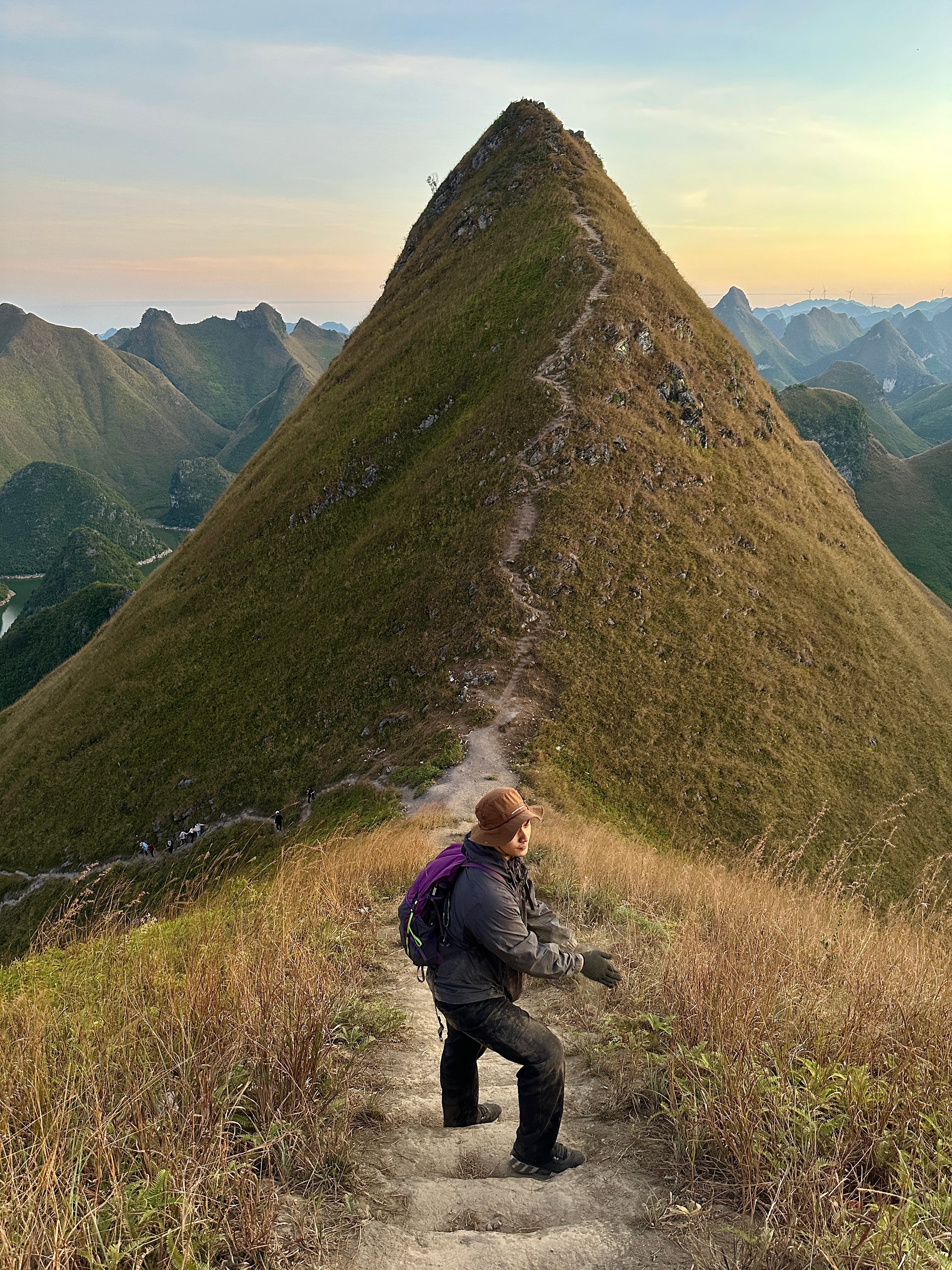 ⛰️剑龙山 很美但也很险还是感叹一句还活着 走着陡峭的路，除了草没有任何支点，紧