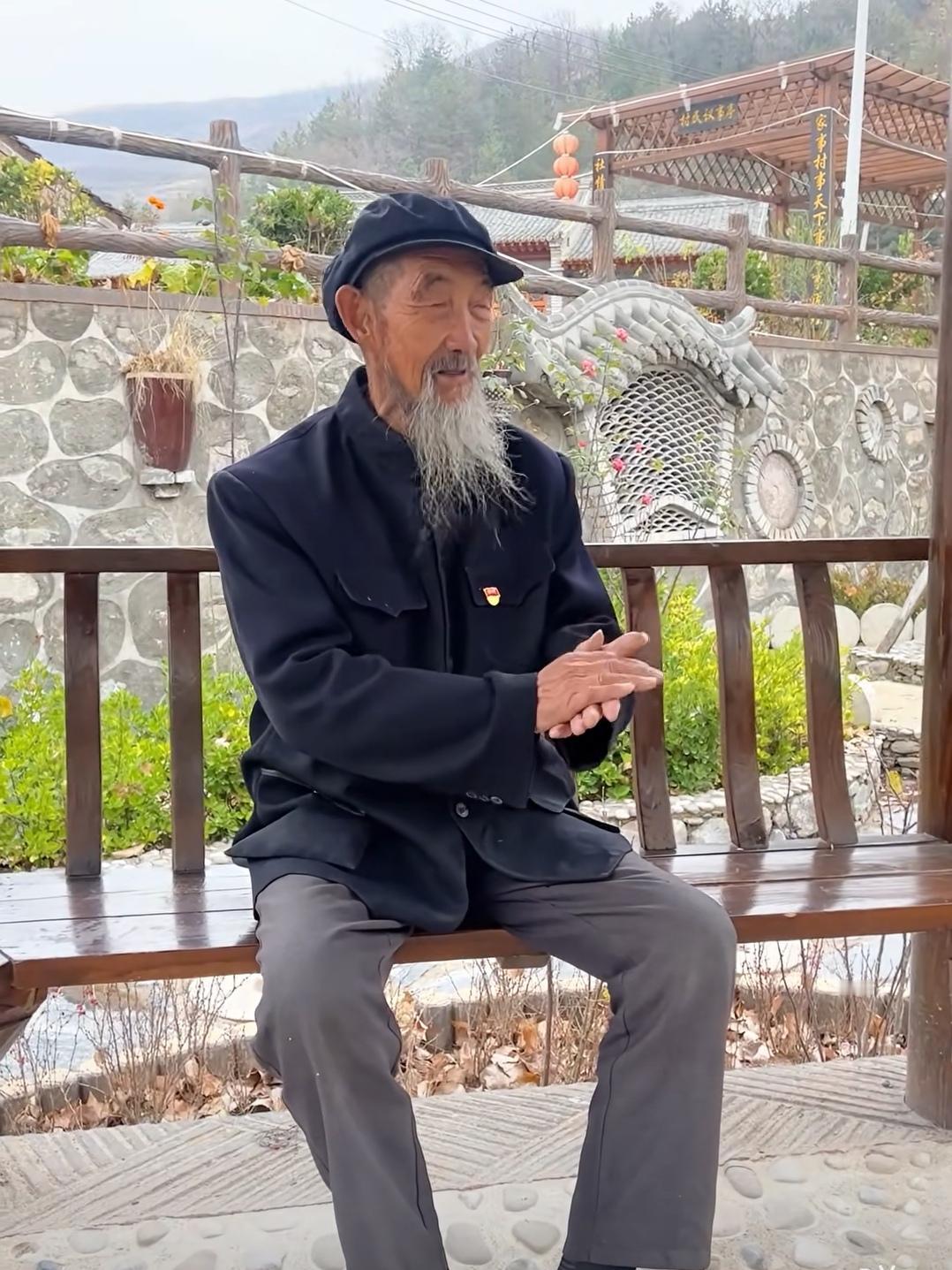 老年人要让晚上睡得安稳，我的经验是午饭要吃好吃饱，晚饭要早吃，少吃或者不吃。好几