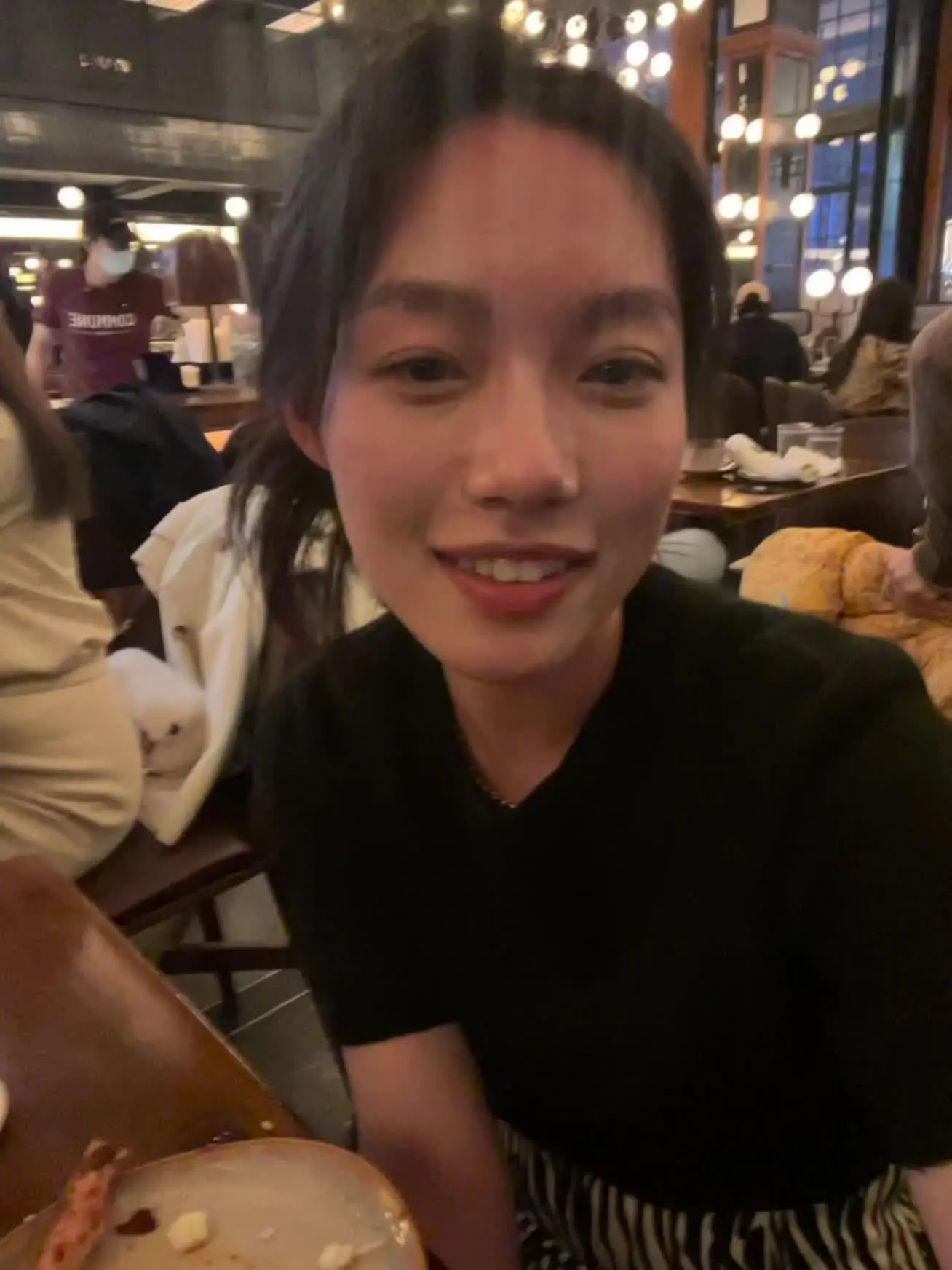 有人喝了酒 眼睛亮闪闪的讲浪漫和爱 而有人喝了酒 满眼泪水和辛酸 要快...