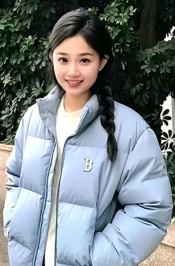 有一个名叫小雅的女孩，她善良、勤劳，却因家庭条件不好，对未来充满担忧。她总是对身